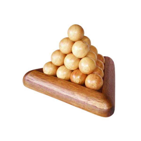 puisista palloista koostuva pyramidi